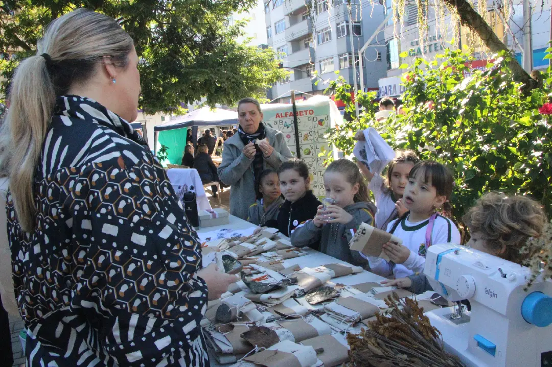 Feira do Pequeno Empreendedor movimenta praça Barão de Schneeburg