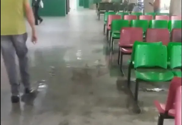 (V&Iacute;DEO) - Goteiras na Rodovi&aacute;ria de Brusque s&atilde;o registradas novamente