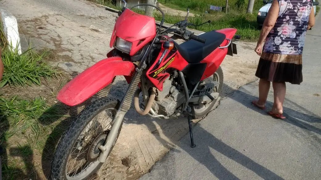 Motociclista se fere em colisão com caminhão