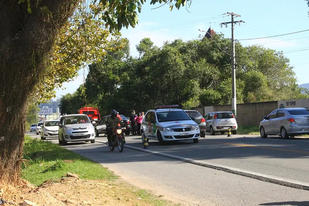 Dois acidentes simultâneos causam lentidão no trânsito