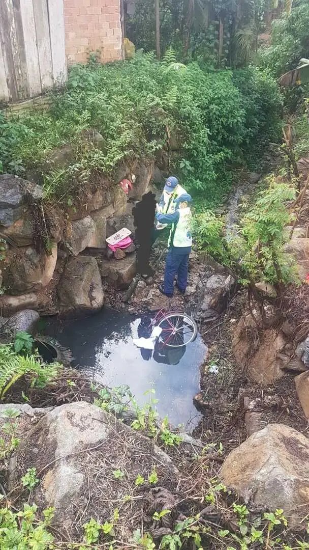 Ciclista despenca no c&oacute;rrego e se fere gravemente
