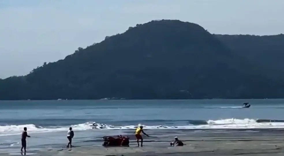 Mulher fica atolada em areia na praia de BC 