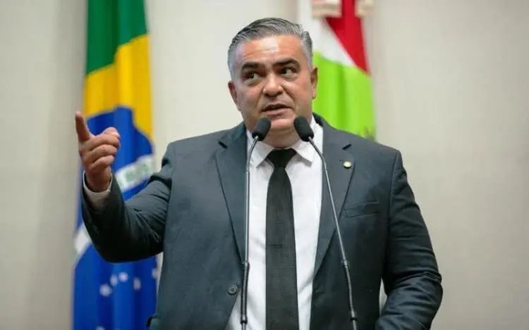 Deputado ironiza quem usa m&aacute;scara e chama de "mocinhas de menarca"