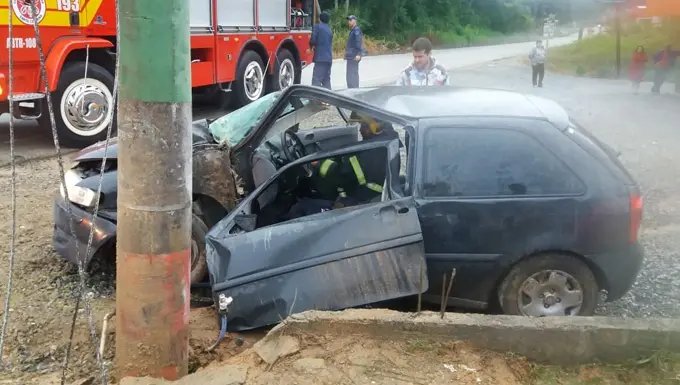 Condutor de veículo fica preso às ferragens após acidente