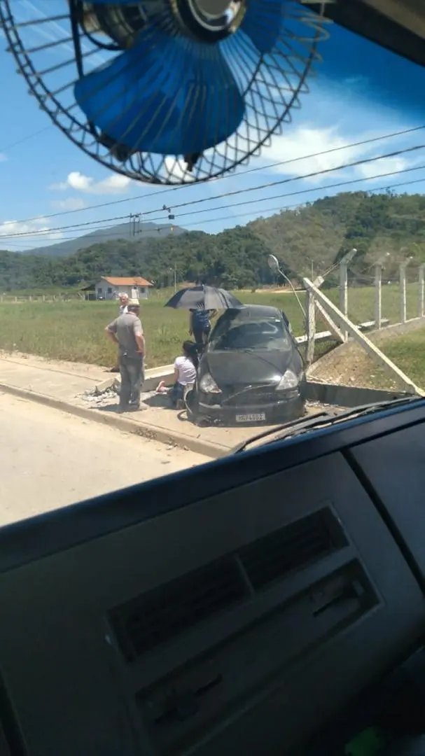 Mulher bate carro e derruba poste 