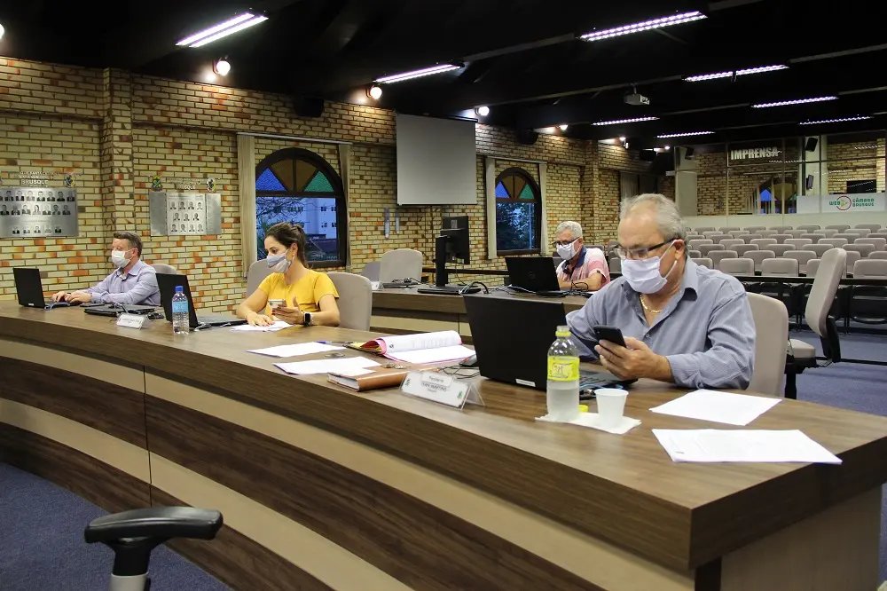 Sob cr&iacute;ticas da oposi&ccedil;&atilde;o, aprovada concess&atilde;o do servi&ccedil;o de guincho