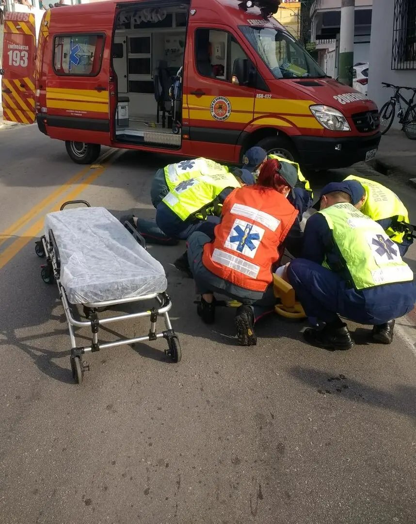 Colis&atilde;o entre bicicletas leva v&iacute;tima ao setor de emerg&ecirc;ncia