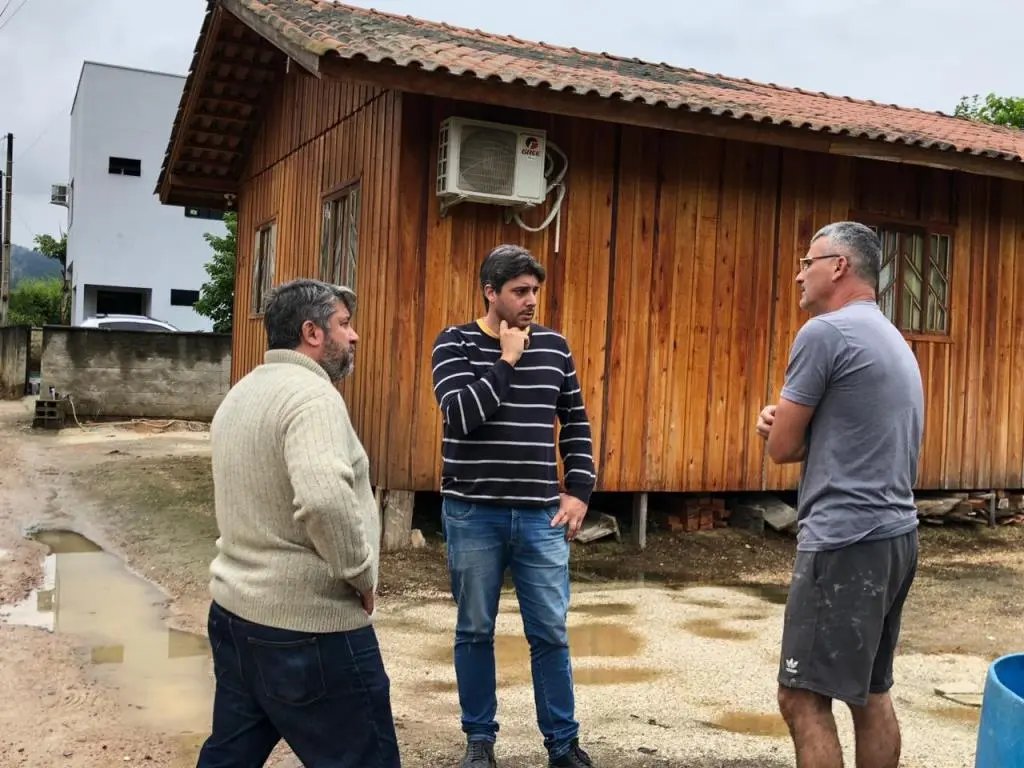 Solicita&ccedil;&otilde;es da popula&ccedil;&atilde;o s&atilde;o entregues ao secret&aacute;rio de Obras