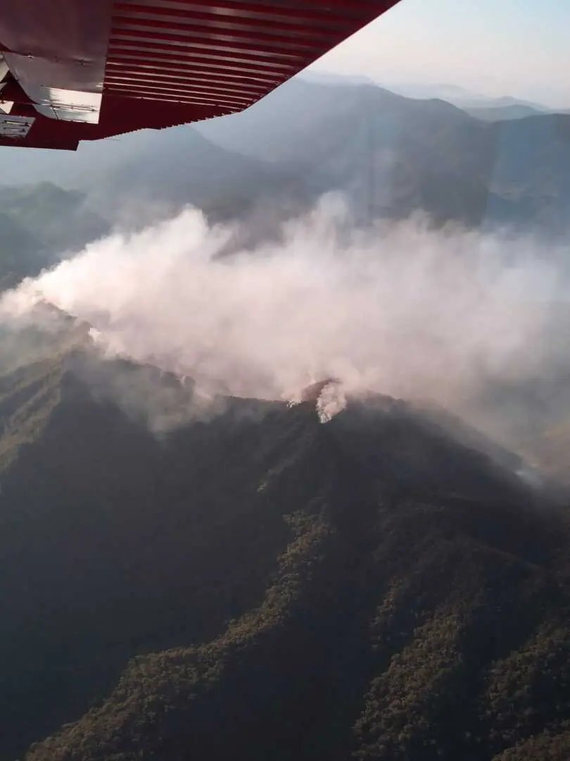Inc&ecirc;ndio est&aacute; destruindo parque na regi&atilde;o de Botuver&aacute;