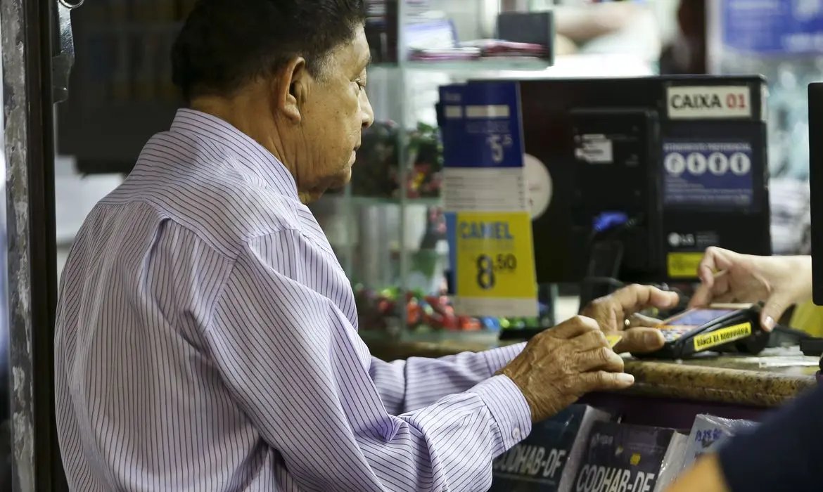 Governo Federal combate viol&ecirc;ncia financeira contra idosos