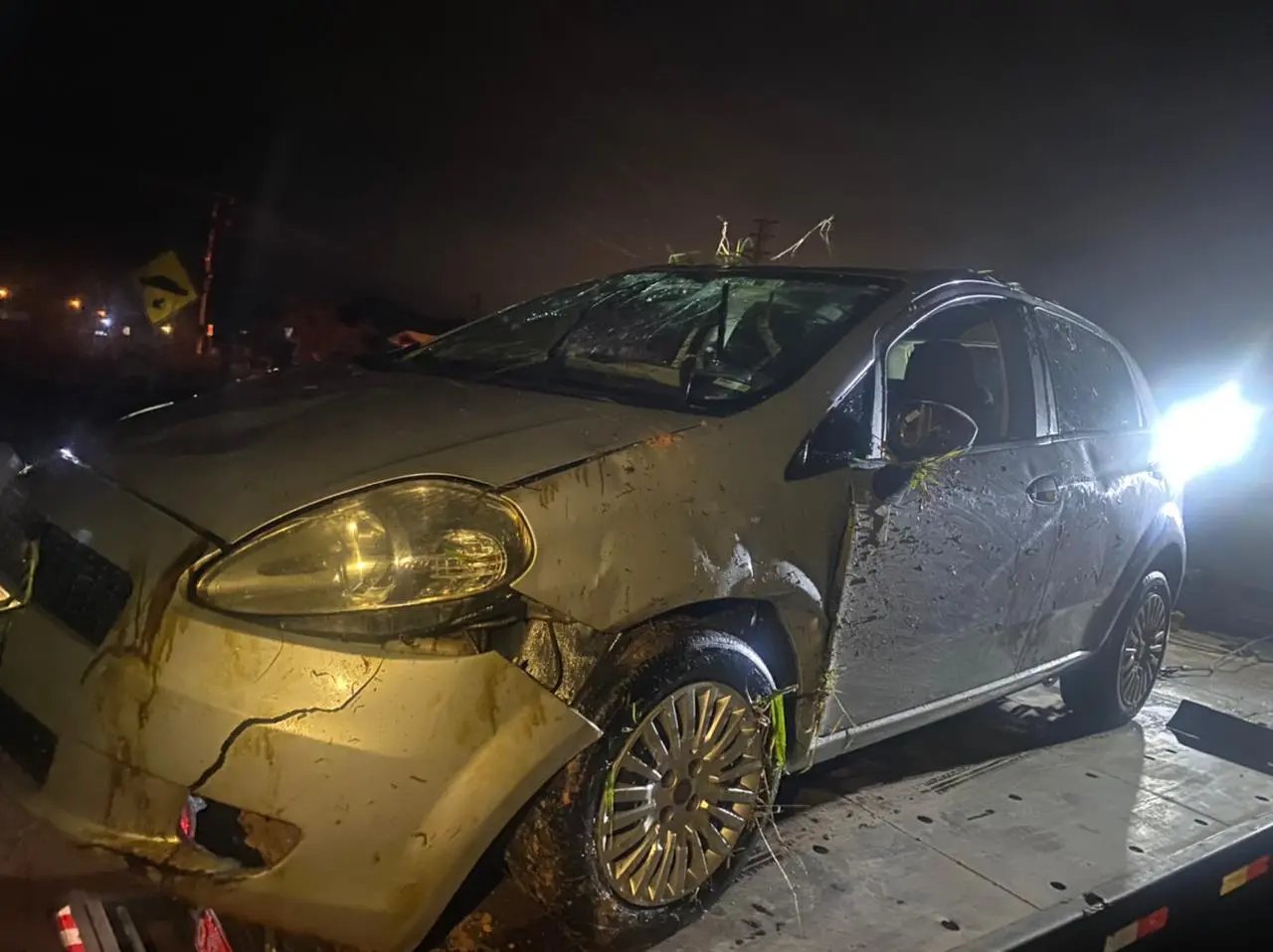 Ve&iacute;culo capota na rodovia SC de acesso &agrave; Canelinha