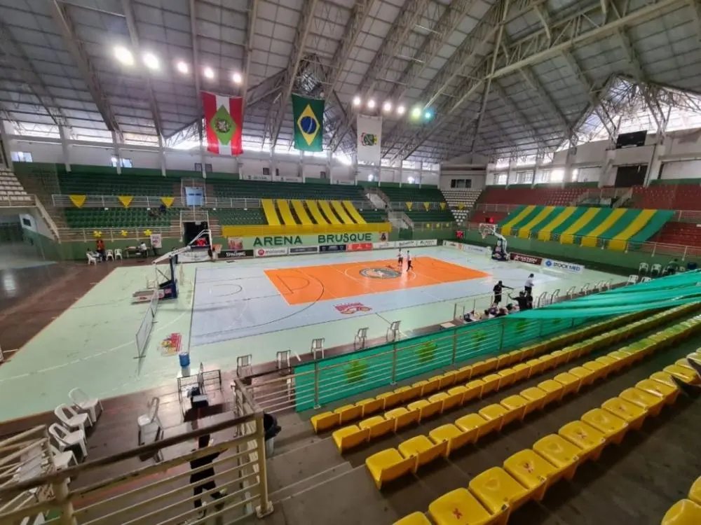Goteiras na arena Brusque adiam abertura do municipal de futsal