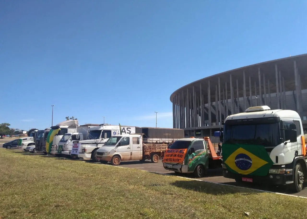 Caminhoneiros sem liderança se reúnem em Brasília