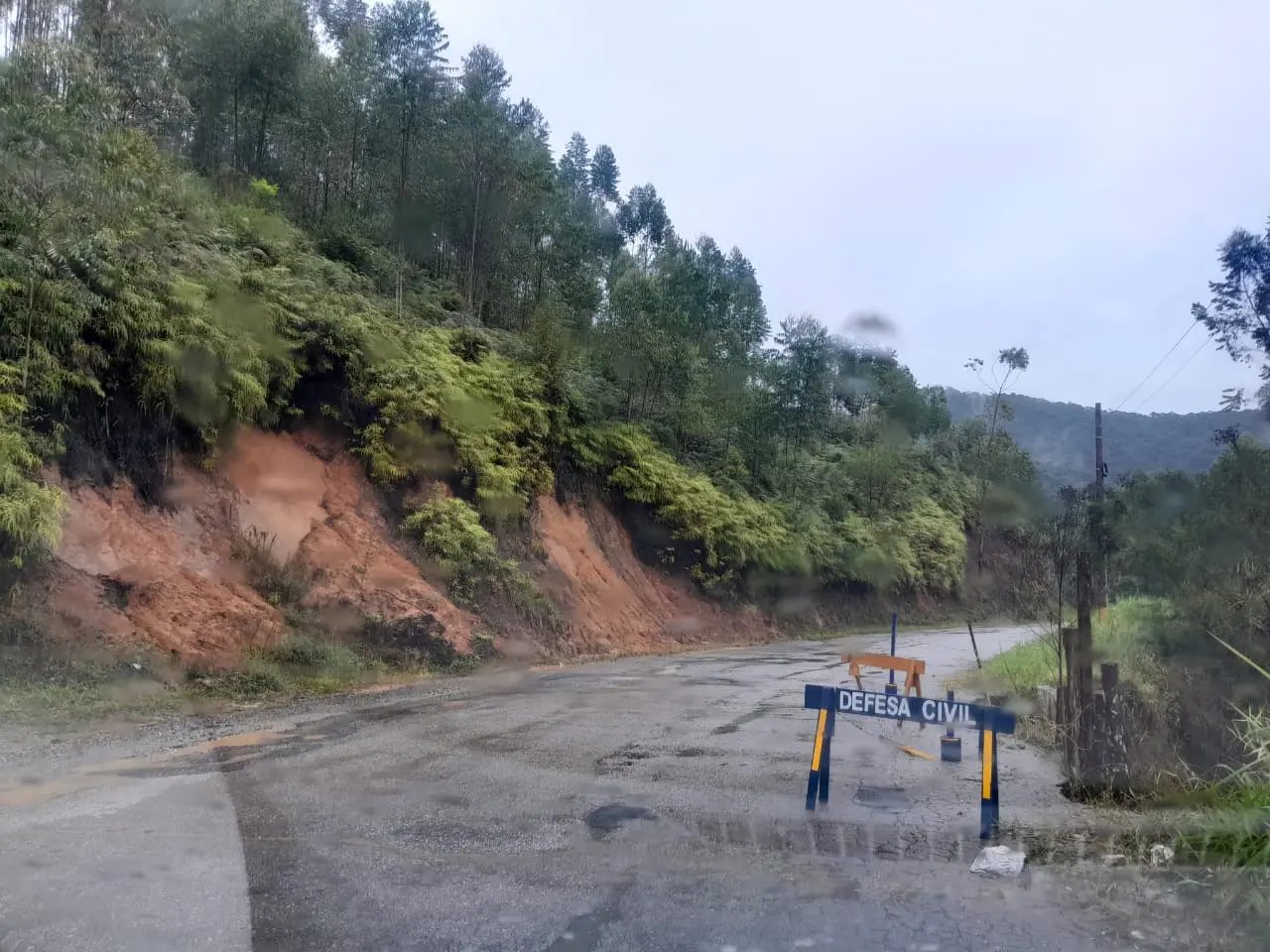 (VIDEO) Perigo duplo toma conta de rua no Zant&atilde;o