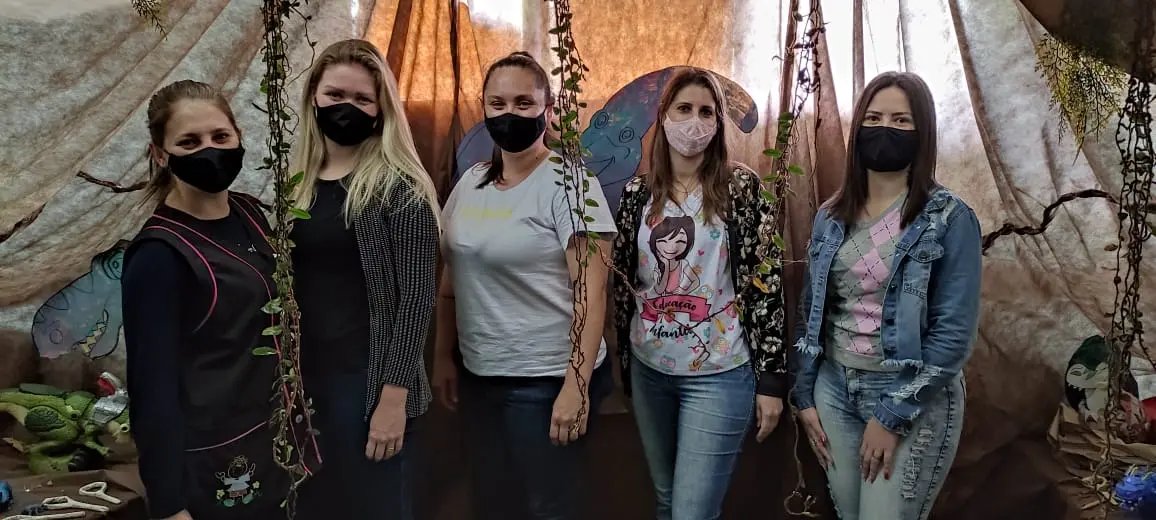 (V&Iacute;DEO) Professoras inovam e constroem caverna tem&aacute;tica para alunos 