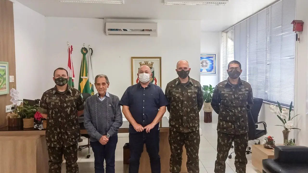 Prefeito Ari Vequi recebe visita de General de Brigada do Exercito