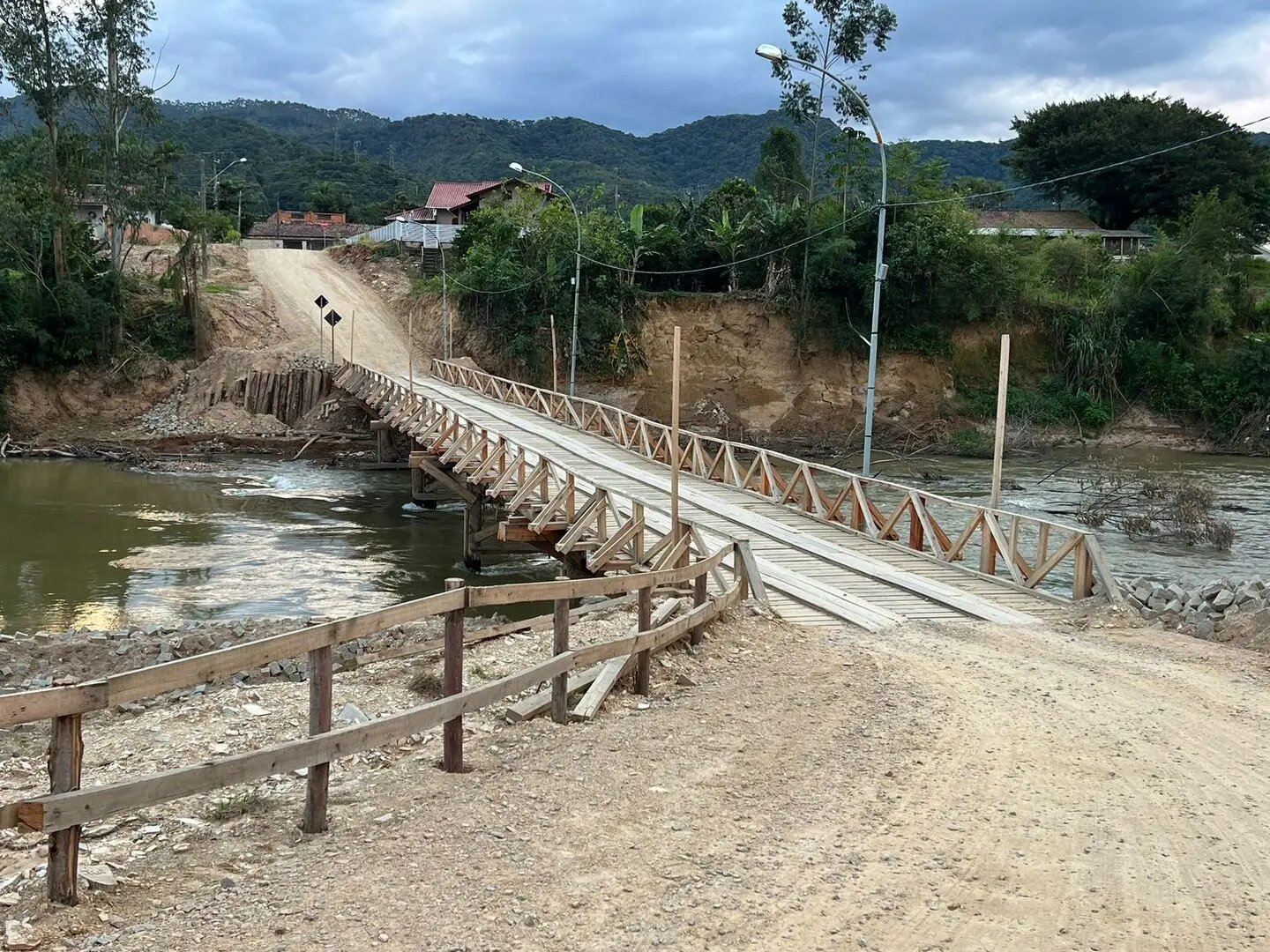 Ap&oacute;s queda de ponte causada por enchente, prefeitura constr&oacute;i outra improvisada