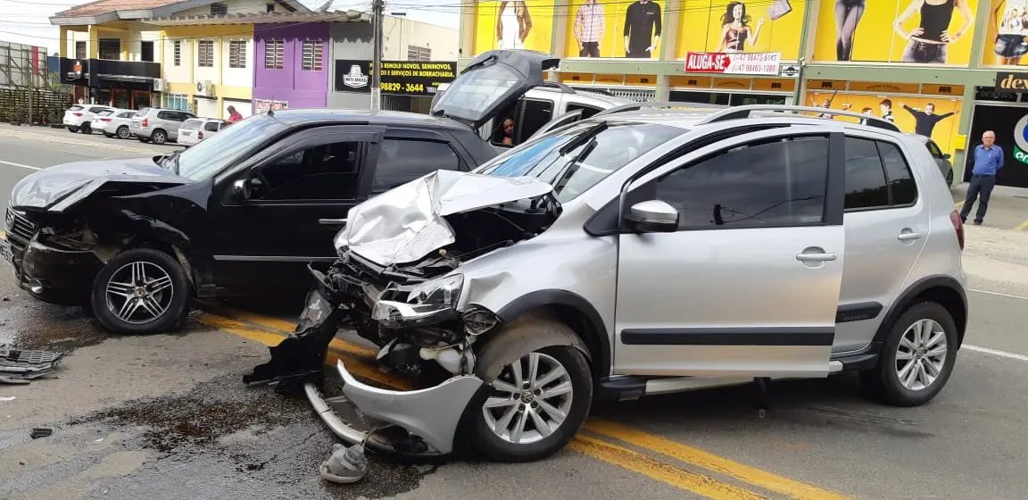 Carros se chocam na Antonio Heil e dois ficam feridos