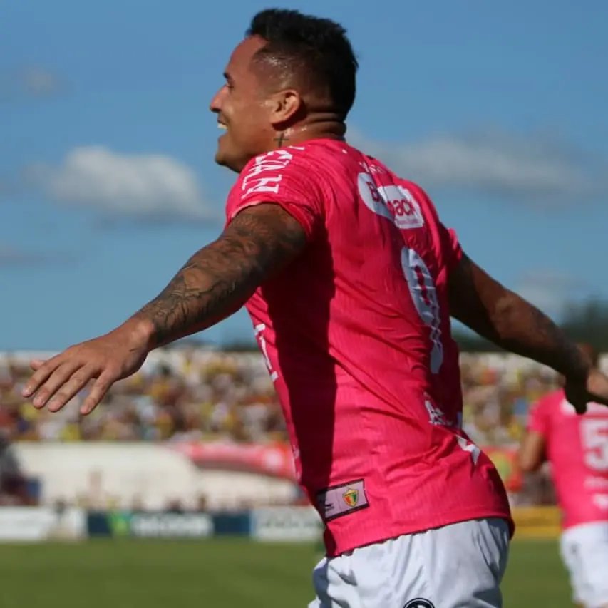 Camisas do Brusc&atilde;o na cor rosa j&aacute; est&atilde;o &agrave; venda