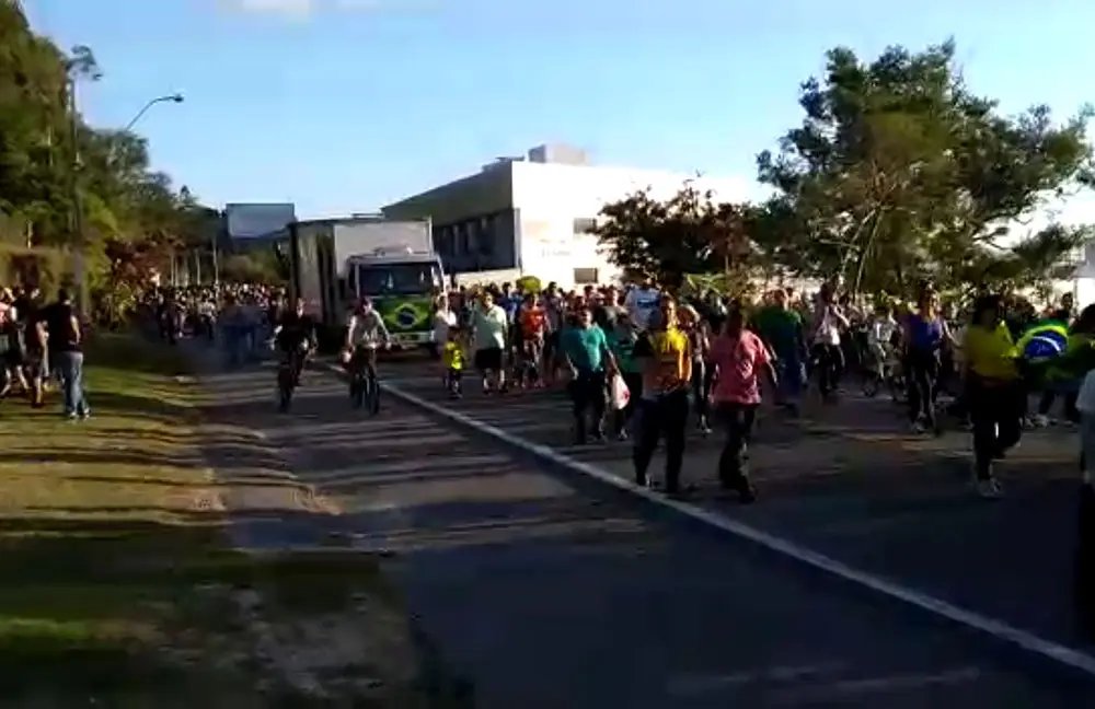 Manifestação dos caminhoneiros ganha grande apoio popular