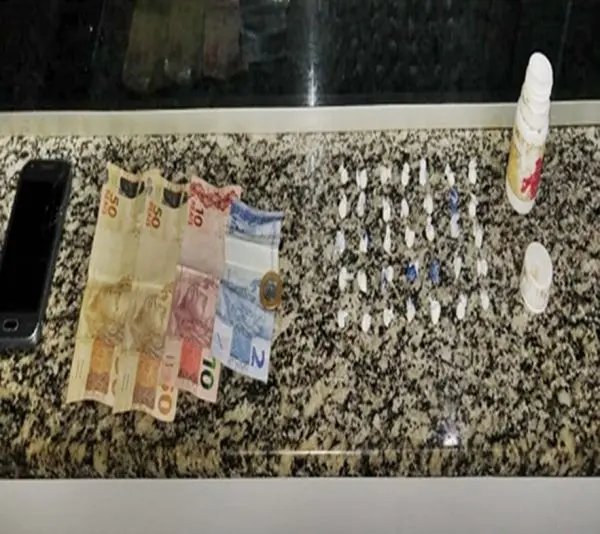 PM apreende jovem com 35 pedras de crack