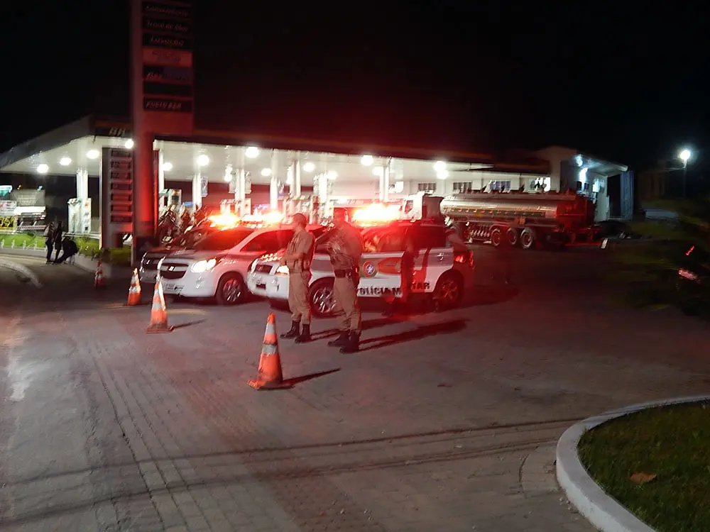 Veículos de emergência recebem combustível com escolta
