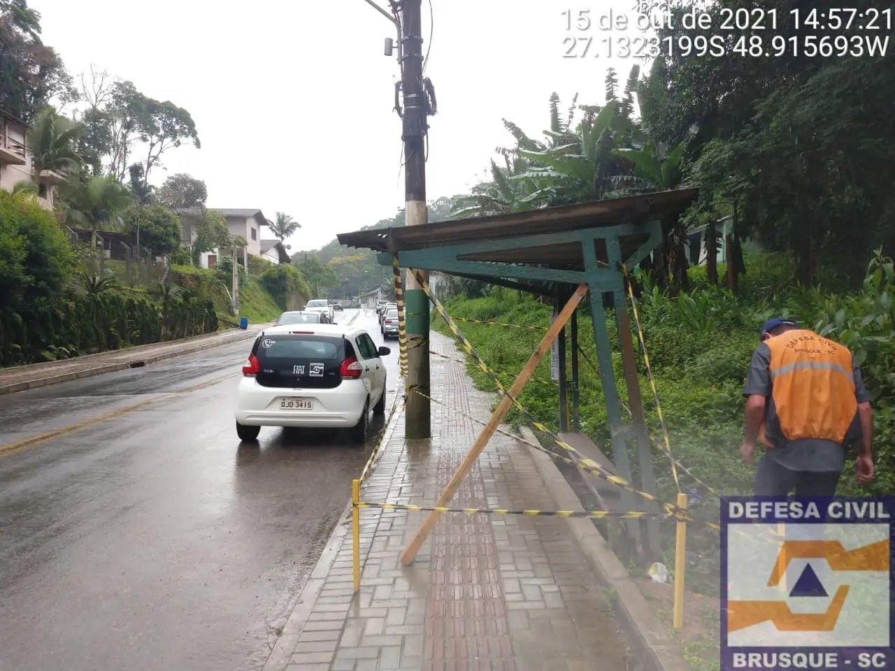 Ponto de &ocirc;nibus com risco de cair &eacute; interditado pela defesa civil de Brusque
