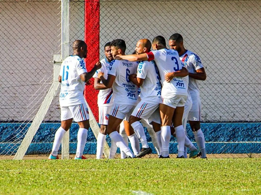 Renaux vence o Ca&ccedil;ador fora e respira na segundona
