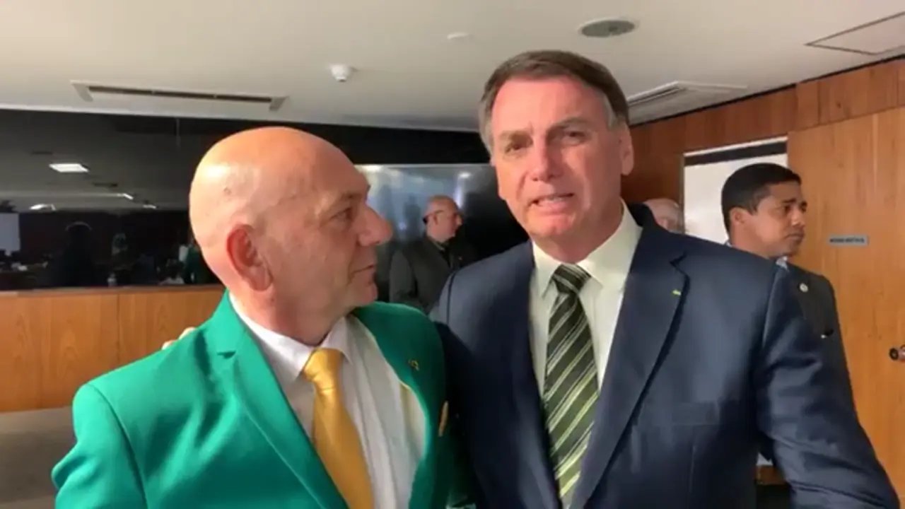 Bolsonaro a Hang: "Tem tomado a&ccedil;&otilde;es em defesa do Brasil"