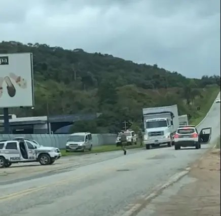 (V&iacute;deo) Veja momento da abordagem de carro usado para contrabando, em S&atilde;o Jo&atilde;o Batista