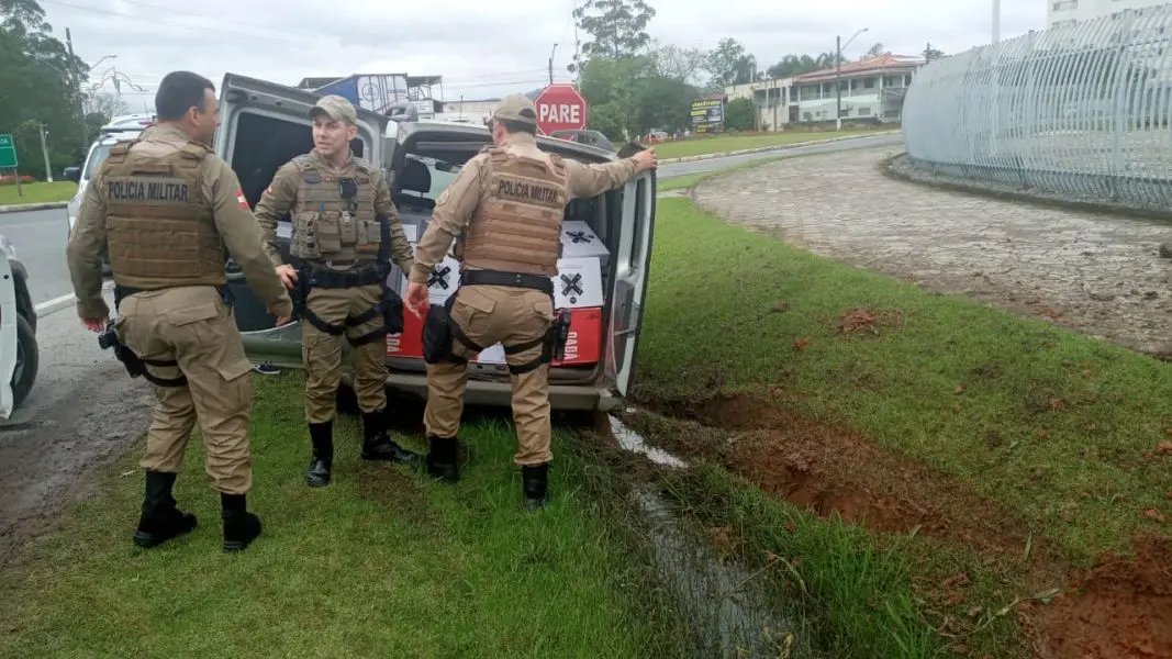 (V&iacute;deo) Ap&oacute;s persegui&ccedil;&atilde;o e troca de tiros, dois ve&iacute;culos s&atilde;o abordados