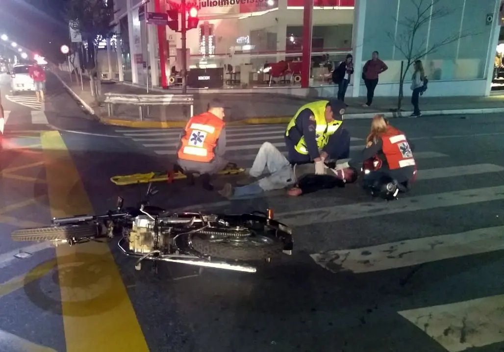 Acidente entre Ranger e moto deixa uma pessoa ferida