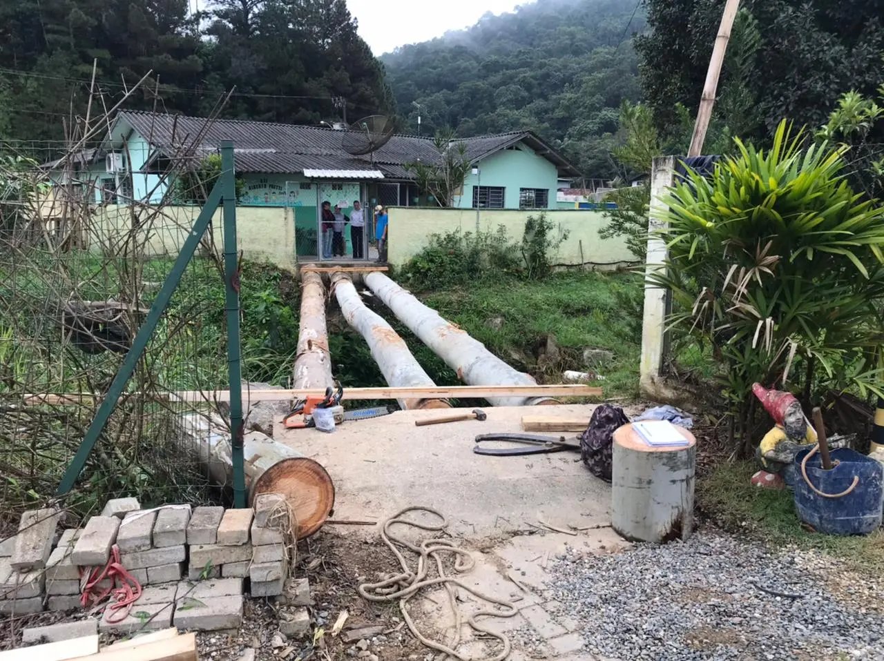 Iniciada a constru&ccedil;&atilde;o de passarela entre escola e CEI
