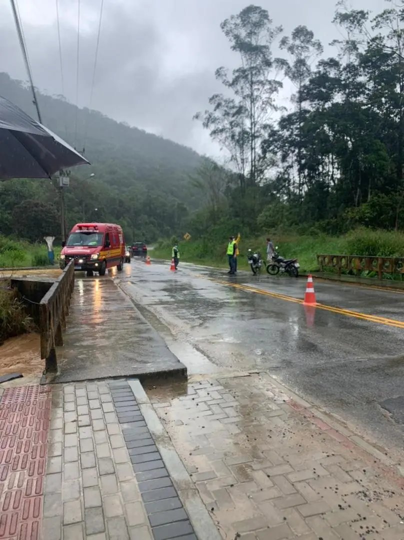 Cabeceira de ponte rui, em Guabiruba, e tr&acirc;nsito &eacute; limitado