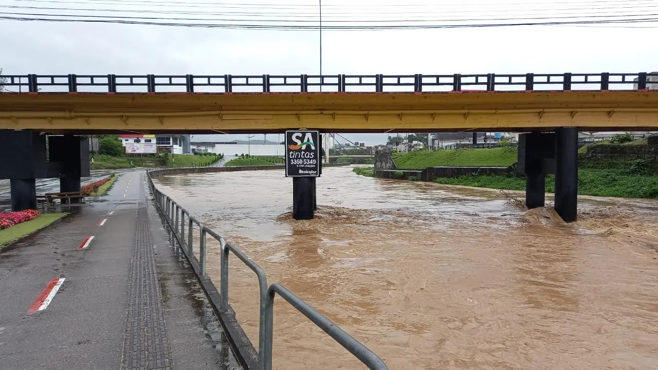 (V&Iacute;DEO) Rio Itaja&iacute;-Mirim sai da calha e come&ccedil;a a invadir pista 