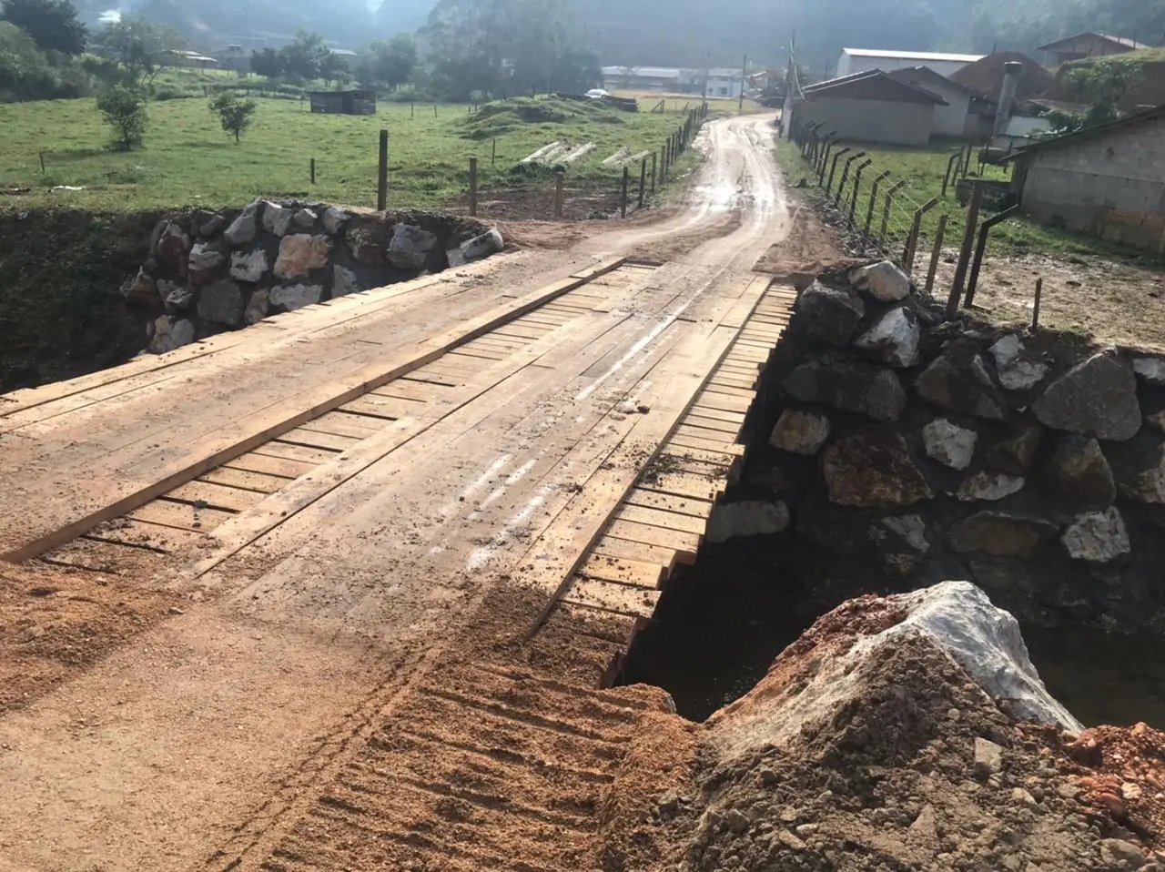 Ponte danificada por chuvas &eacute; reconstruida na Limeira Alta