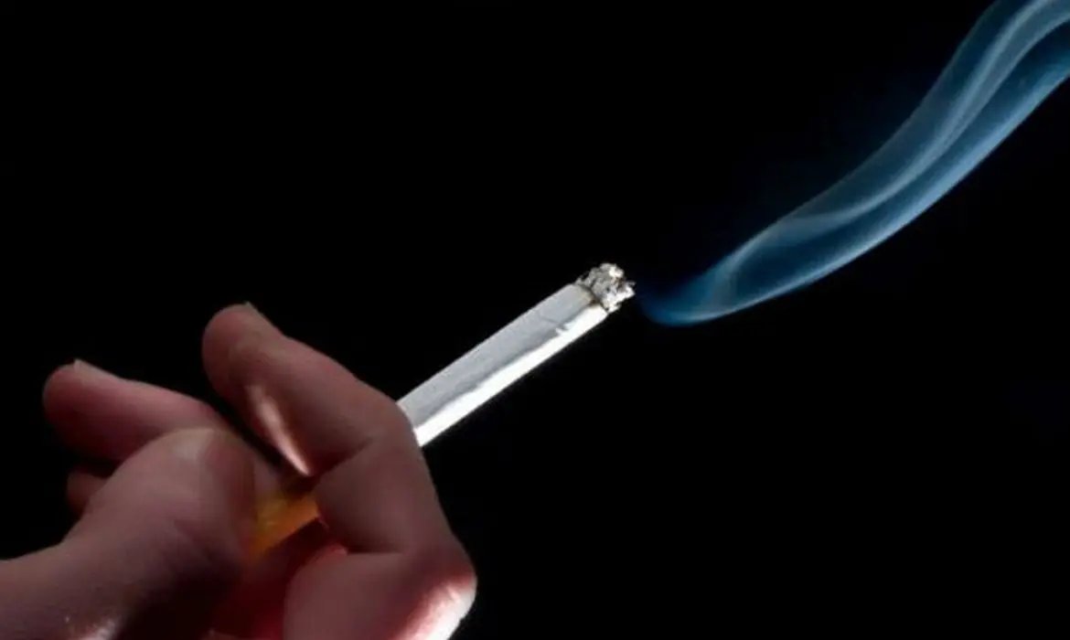 Fumantes usam 8% da renda familiar per capita para compra de cigarros