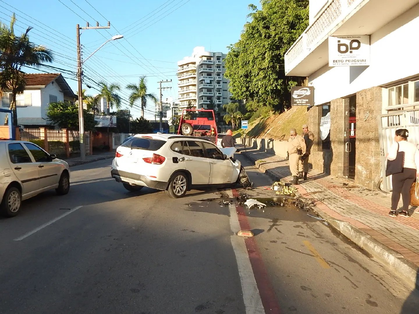 BMW colide contra portão de residência na região central