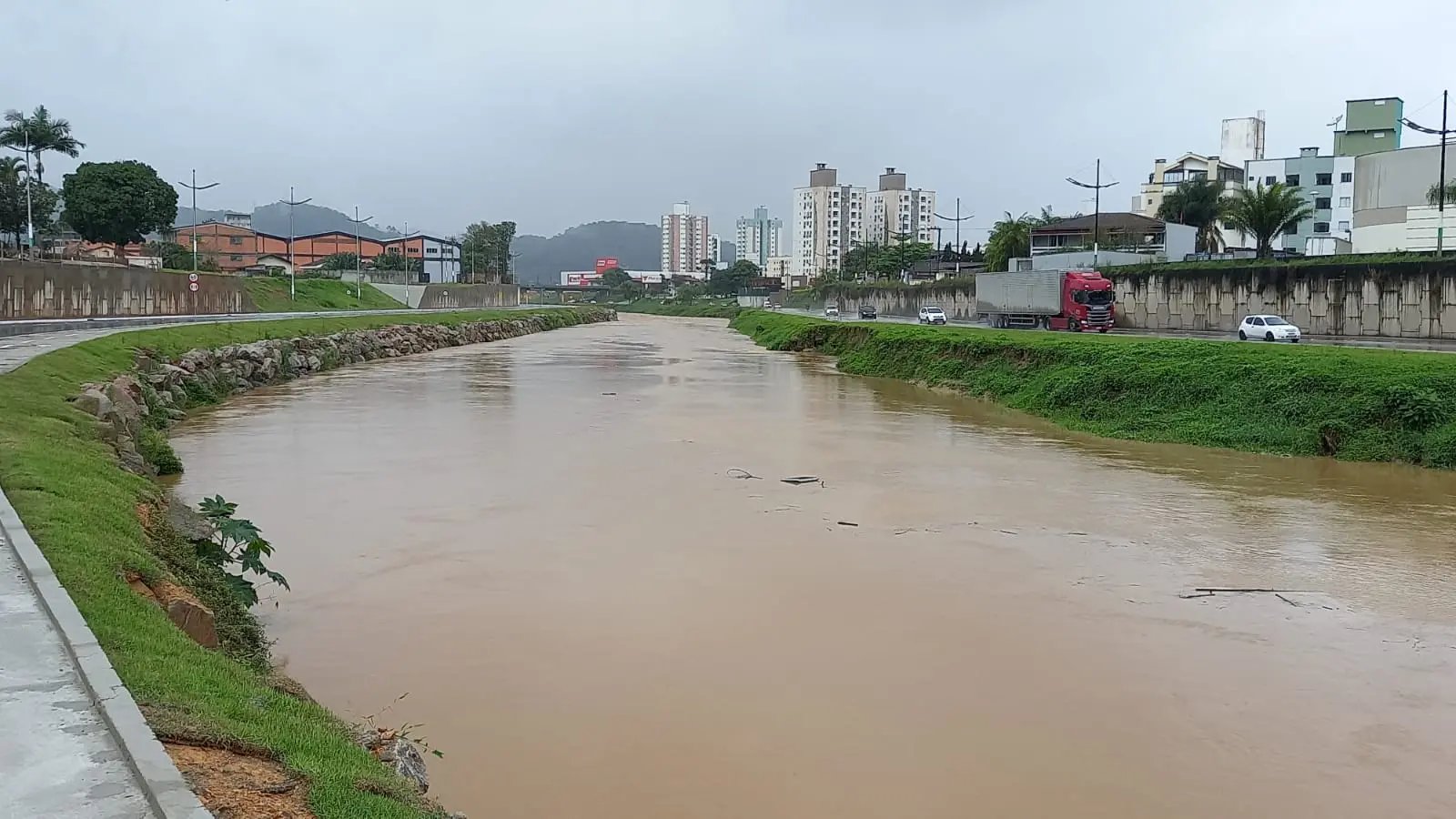 (V&iacute;deo) Chuva na regi&atilde;o chama aten&ccedil;&atilde;o para n&iacute;vel do rio em Brusque