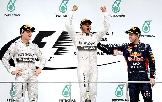 Hamilton vence de ponta a ponta