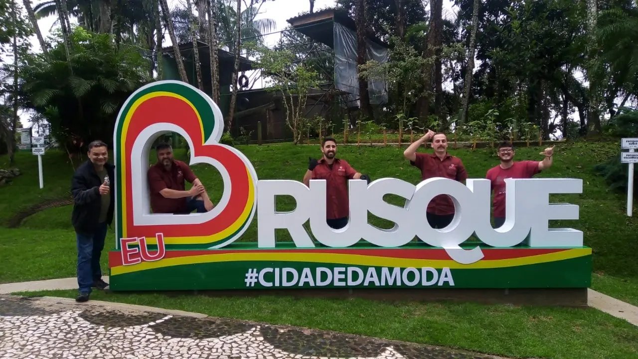 Brusque ganha totem com a frase &ldquo;Eu Amo Brusque&rdquo;