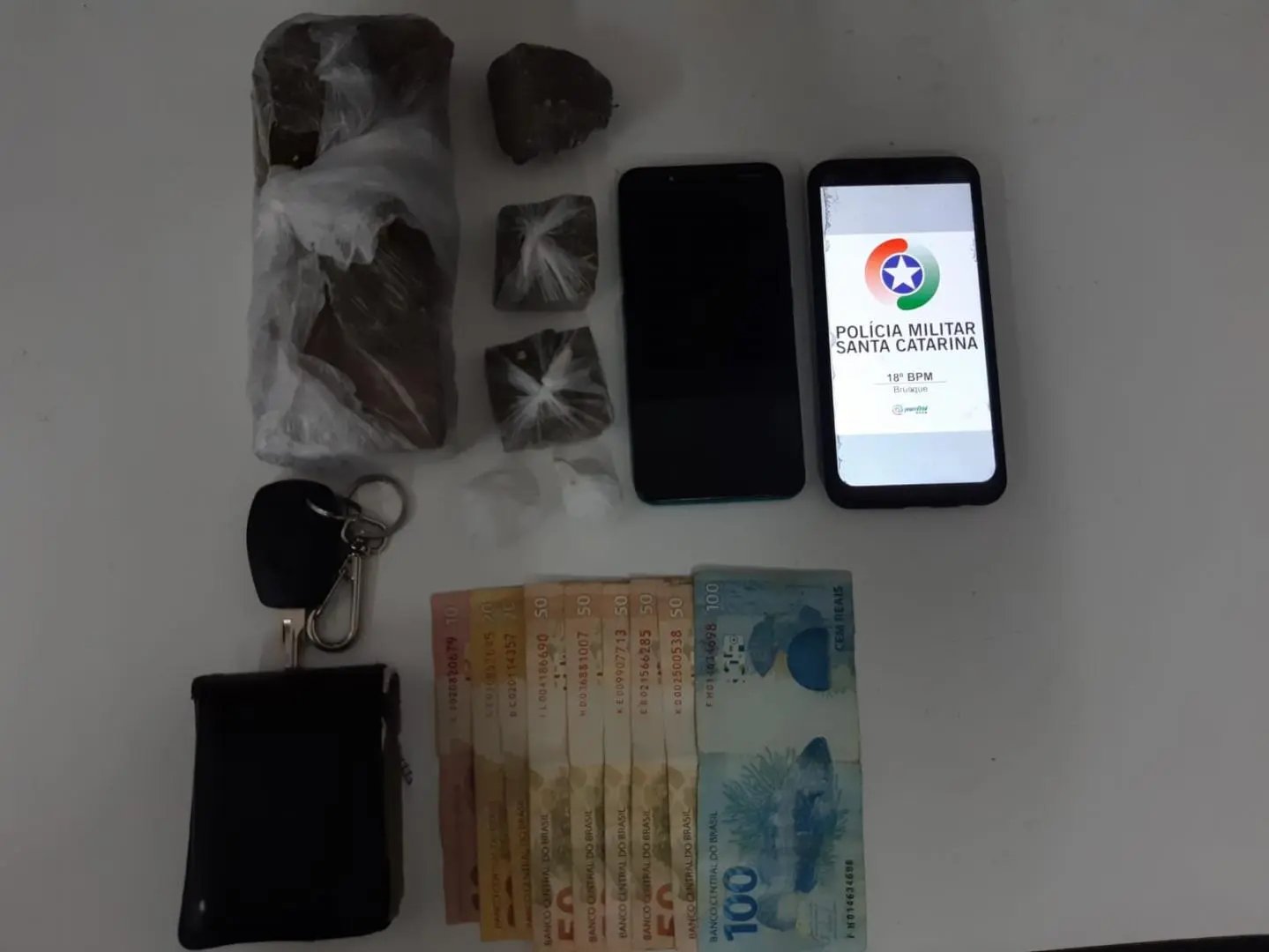 Traficante &eacute; preso com coca&iacute;na e maconha, no bairro Santa Rita