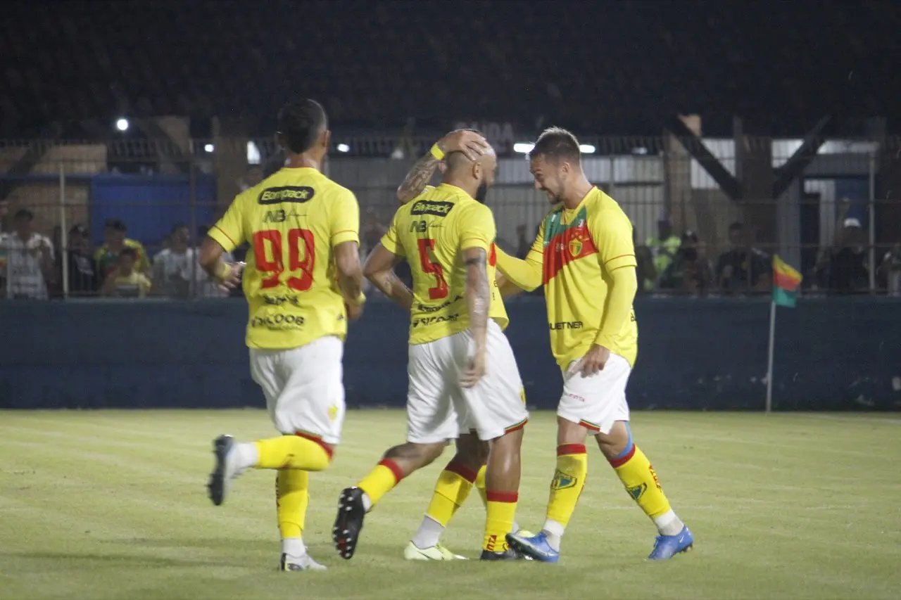 Brusque vence na estreia do Brasileir&atilde;o mesmo com expuls&atilde;o