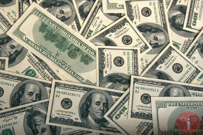 Dólar fecha no menor valor em quatro meses