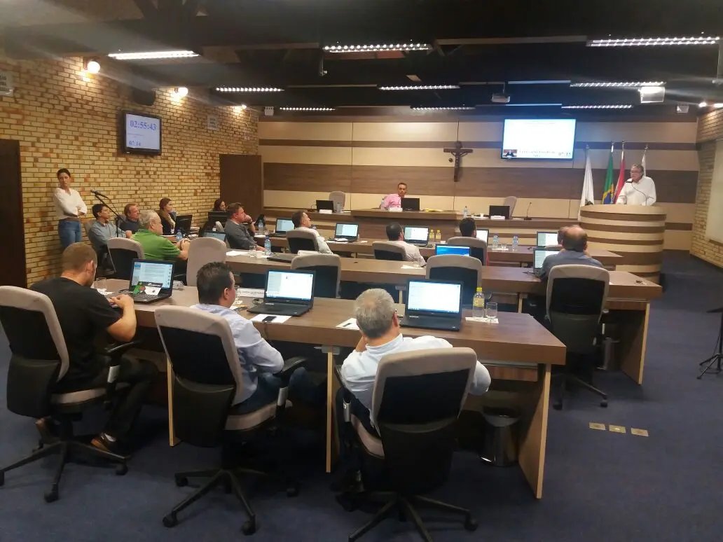 Contratação de mais um servidor vira motivo de atrito