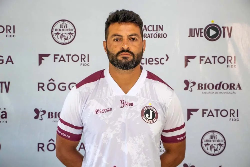 Renaux anuncia a contrata&ccedil;&atilde;o do experiente atacante Uederson