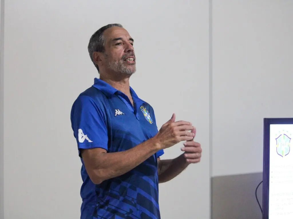 Instrutor de arbitragem da FCF realiza palestra para o Carlos Renaux