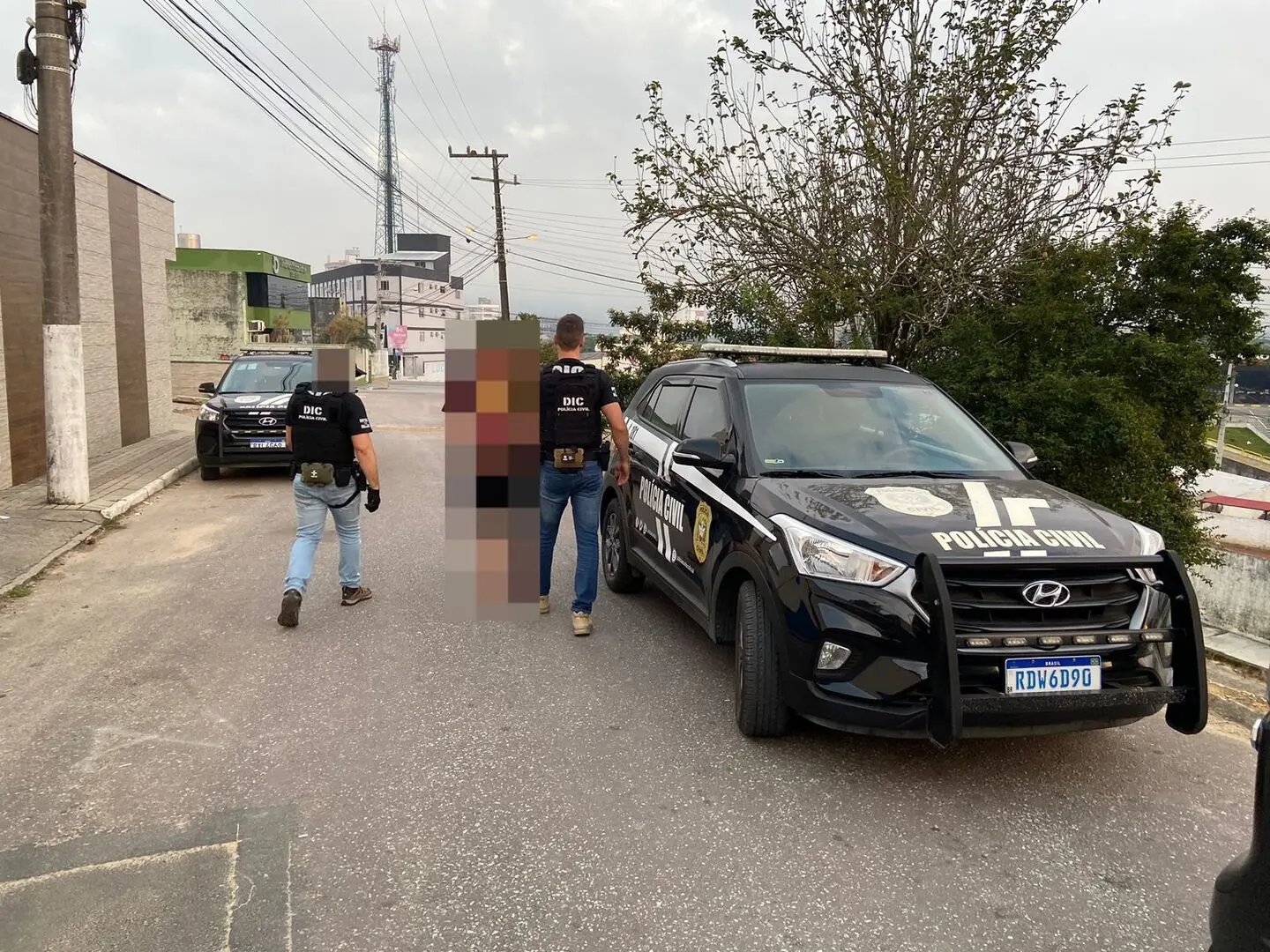 Policiais de tr&ecirc;s cidades cumprem mandados em Brusque