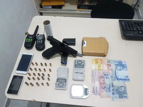 PM apreende drogas, arma e conduz dois por suspeita de tráfico