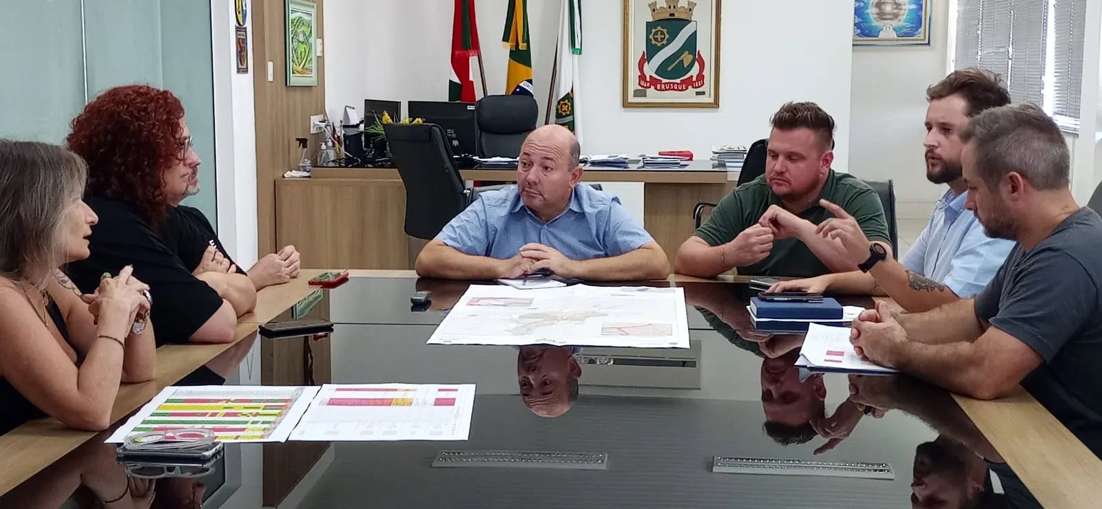 Propostas de zoneamento urbano e &iacute;ndices urban&iacute;sticos s&atilde;o apresentados em reuni&atilde;o com Ari Vequi